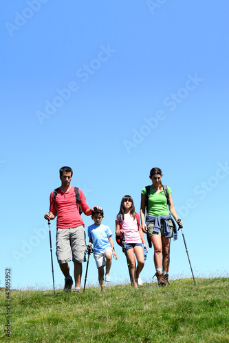 Photography Family of four hiking in the mountain by sunny day