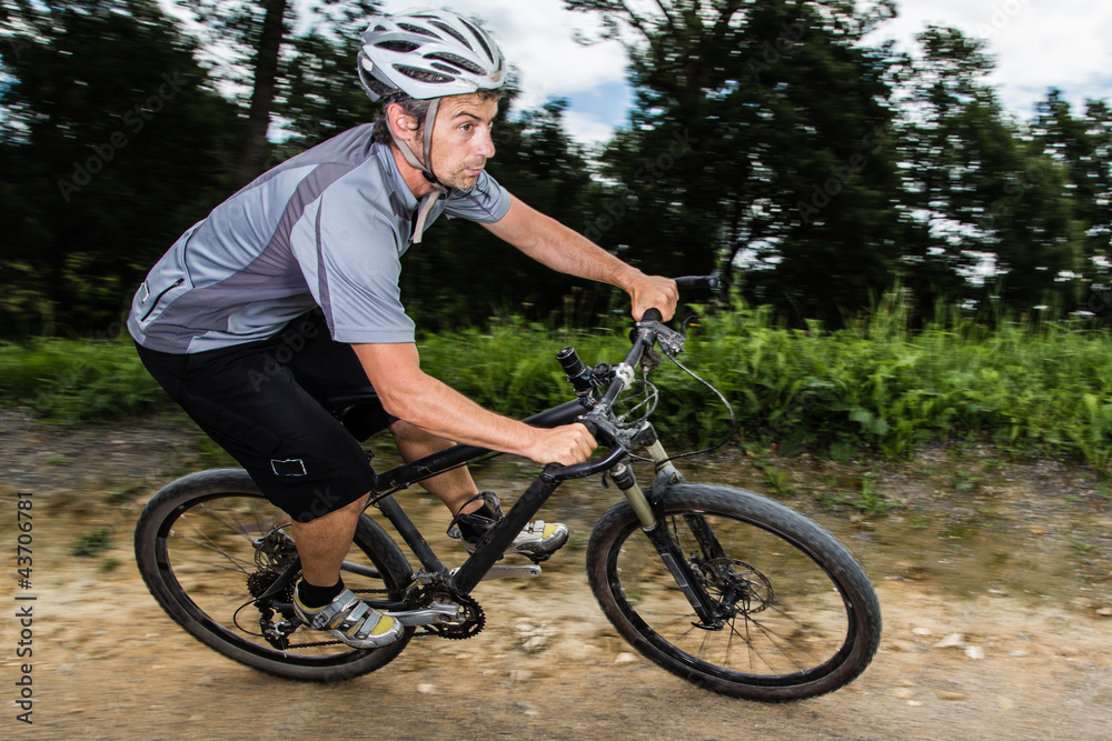 Obraz premium Mountainbiker in der Kurve