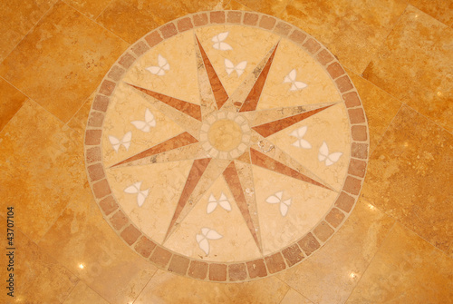 Декор на полу из натурального камня.