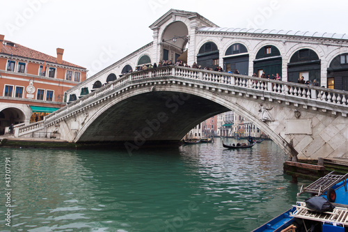 Venice Grand canal with gondolas and Rialto Bridge © Sergii Figurnyi