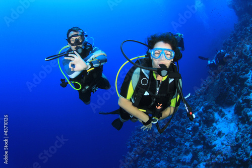 Couple of friends scuba dive together © Richard Carey