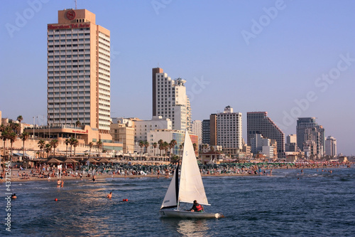 Segelboot neben Strand