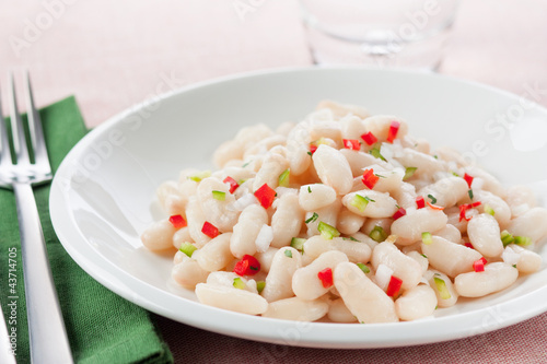 beans salad with raw vegetables