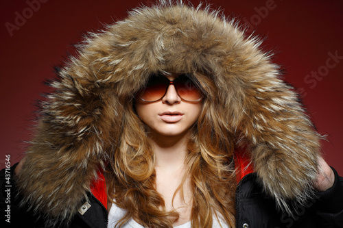 Fotografía A photo of beautiful girl is in fashion style with a fur hood