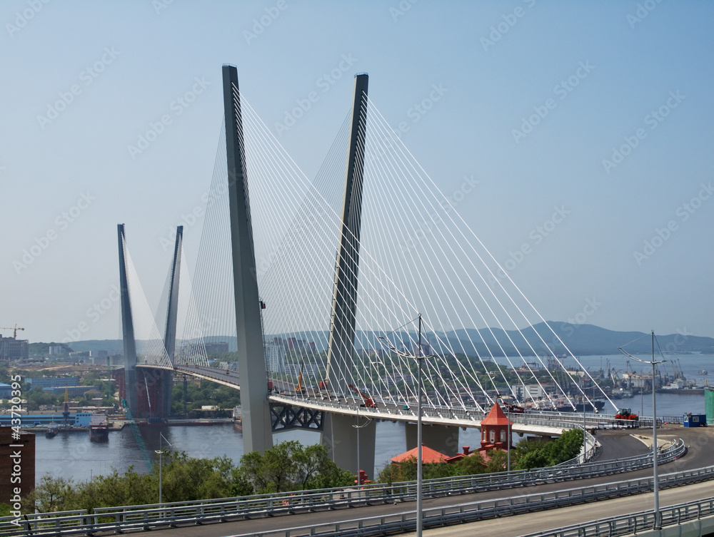 Fototapeta premium Guyed bridge in the Vladivostok over the Golden Horn bay