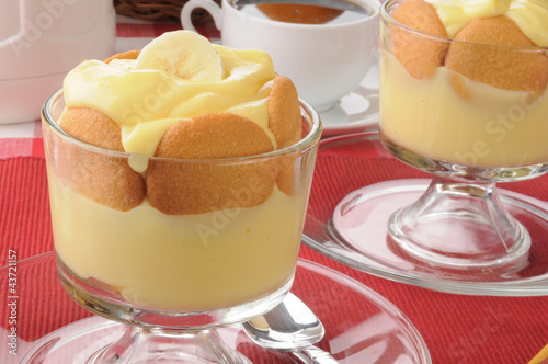 Banana pudding with cookies