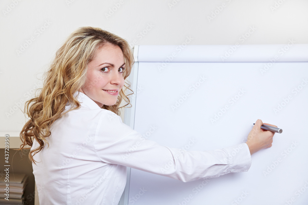 Frau mit Stift an Flipchart