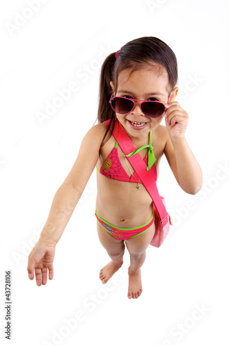 enfant en maillot de bain et lunette de soleil et sac de plage