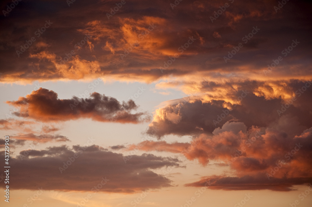 Obraz premium Chmury i zachodzące słońce