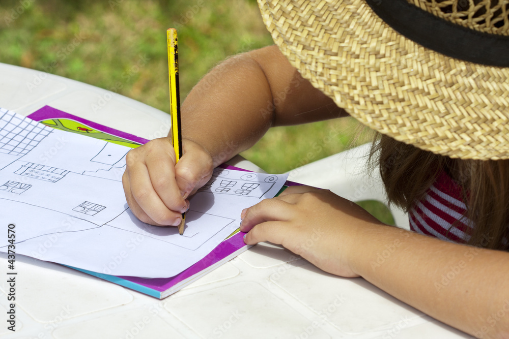 Naklejka premium niña dibujando