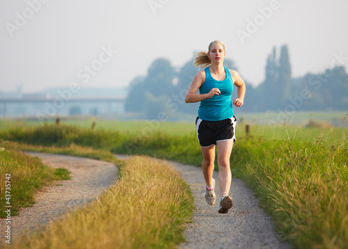 Junge Frau joggt