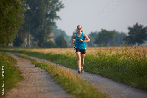 Junge Frau joggt