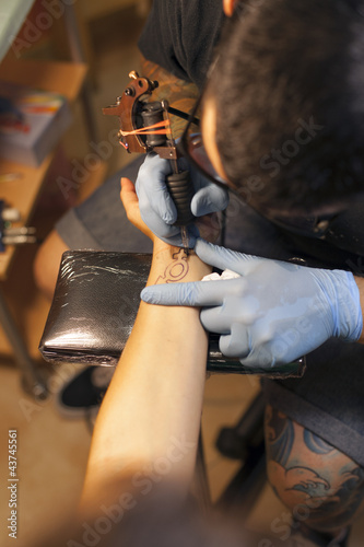 Canvas Print chico tatuando a chica vista alta