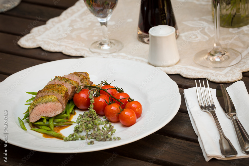 Fototapeta premium Lamm an Strauchtomaten