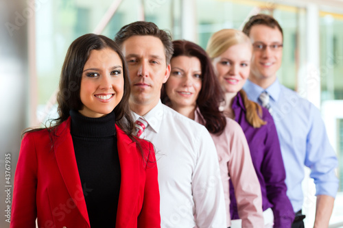 Business - Team oder Geschäftsleute in einem Büro