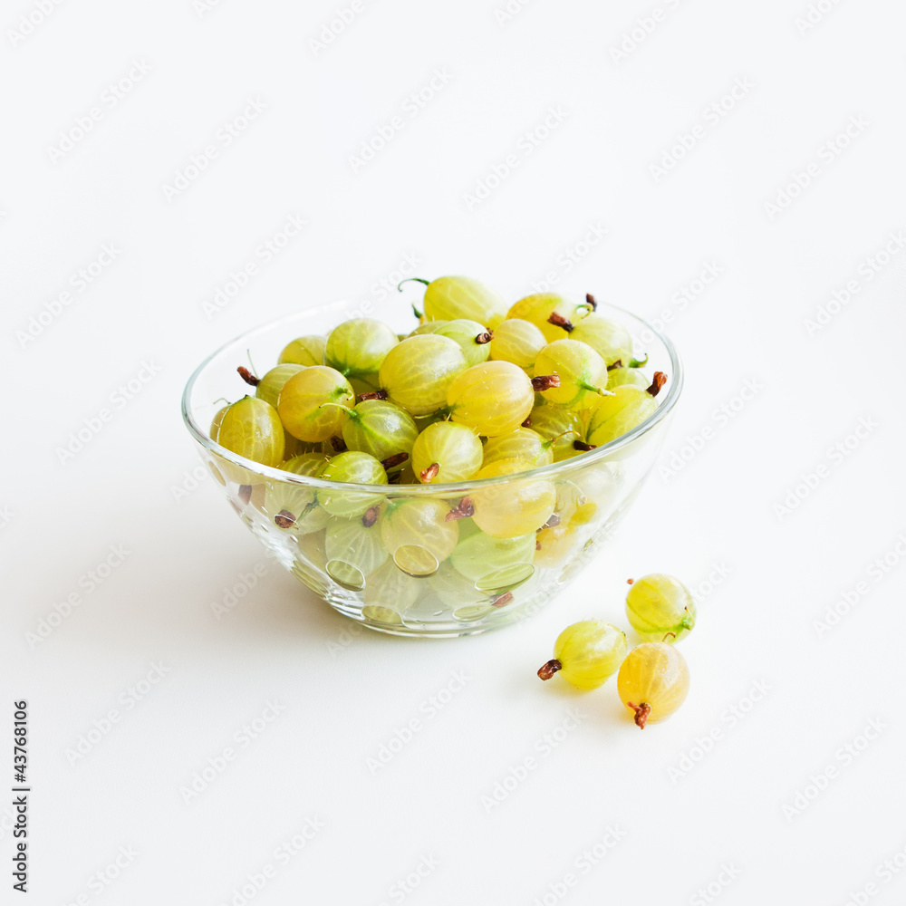 Крыжовник в стеклянной чаше