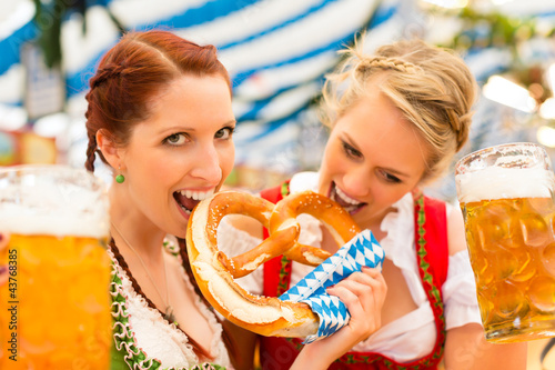 Junge Frauen in traditionellem Dirndl in Bierzelt photo