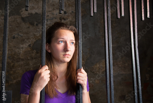 Obraz na płótnie Young woman behind the bars w salonie