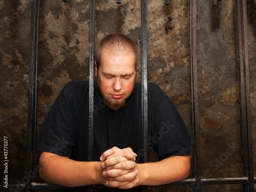 Obraz na płótnie Young man behind the bars w salonie