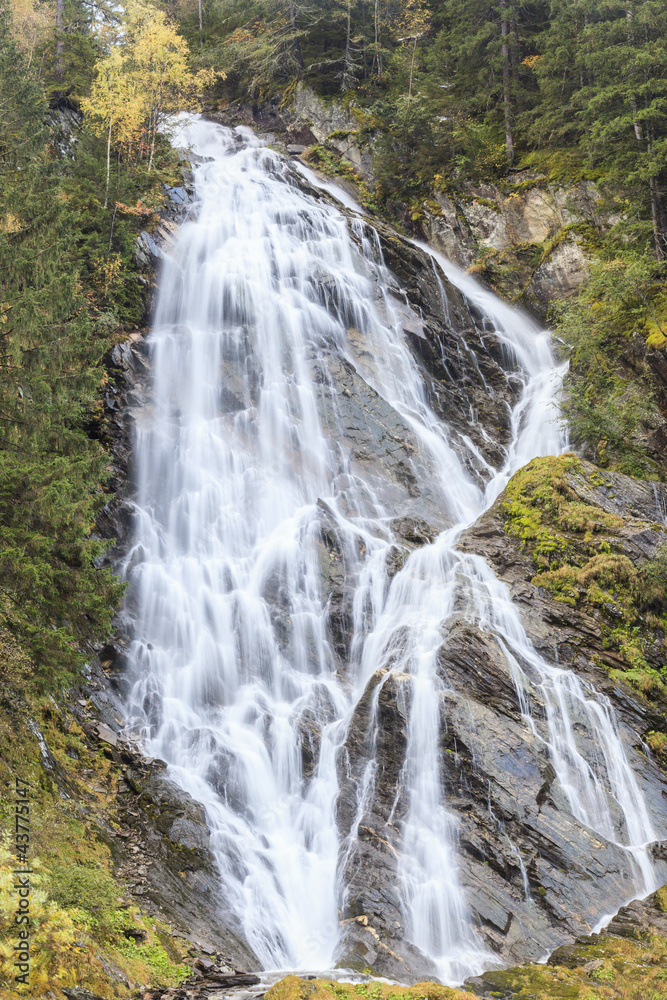 Obraz premium Waterfall in autumn