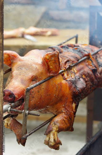 Obraz na plátně Cochon grillé à la broche