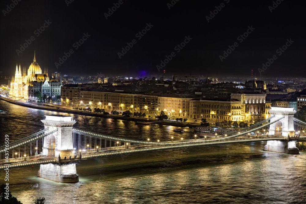 Fototapeta premium Budapest - Hungarian parliament and chain bridge.