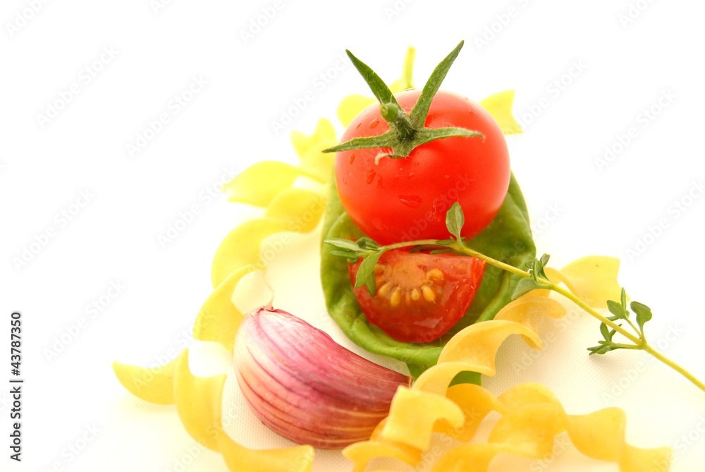 Basilikum, Cocktailtomaten und Spiralnudeln III Basilikum, Cocktailtomaten und Spiralnudeln III