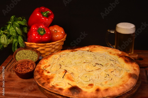 Pizza rellena con cerveza photo