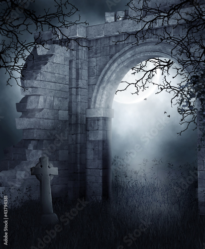 Ruiny cmentarnej bramy nocą
