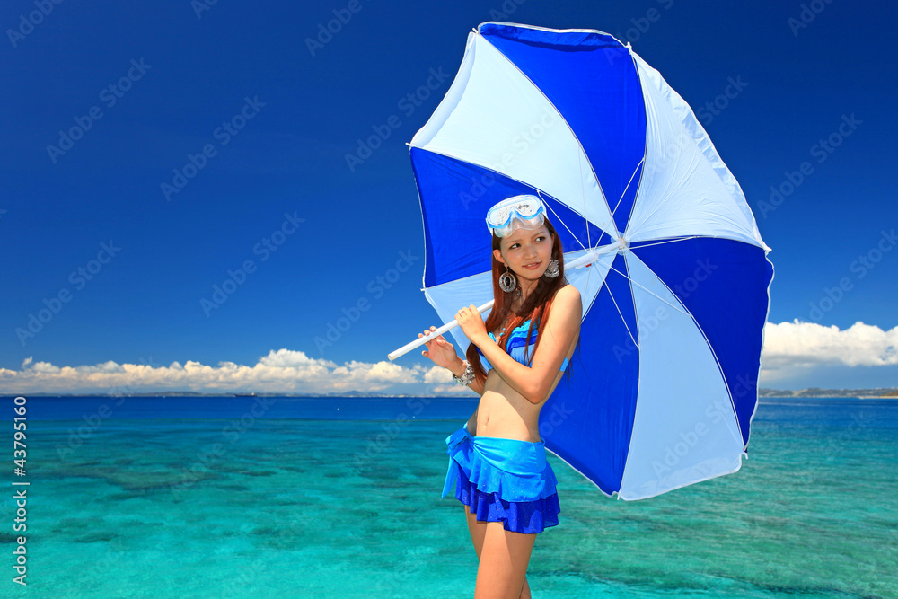 南国沖縄の綺麗なビーチで遊ぶ笑顔の女性