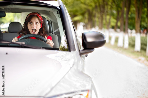 Tableau sur toile scared woman behind the wheel