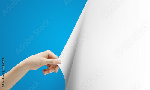Fotografía hand turns blue page