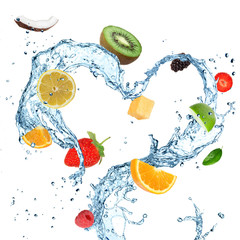Küchenrückwand glas motiv Spritzendes Wasser Frucht mit Wasserspritzerherz über Weiß  © Lukas Gojda