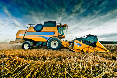 engin agricole moissonneuse batteuse photo