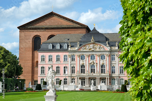 Trier Kurfürstliches Palais mit Statue u Konstantinbasilika photo