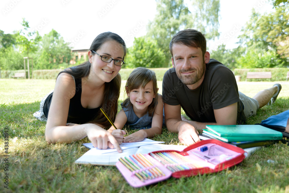 Familie beim Hausaufgaben machen Familie beim Hausaufgaben machen