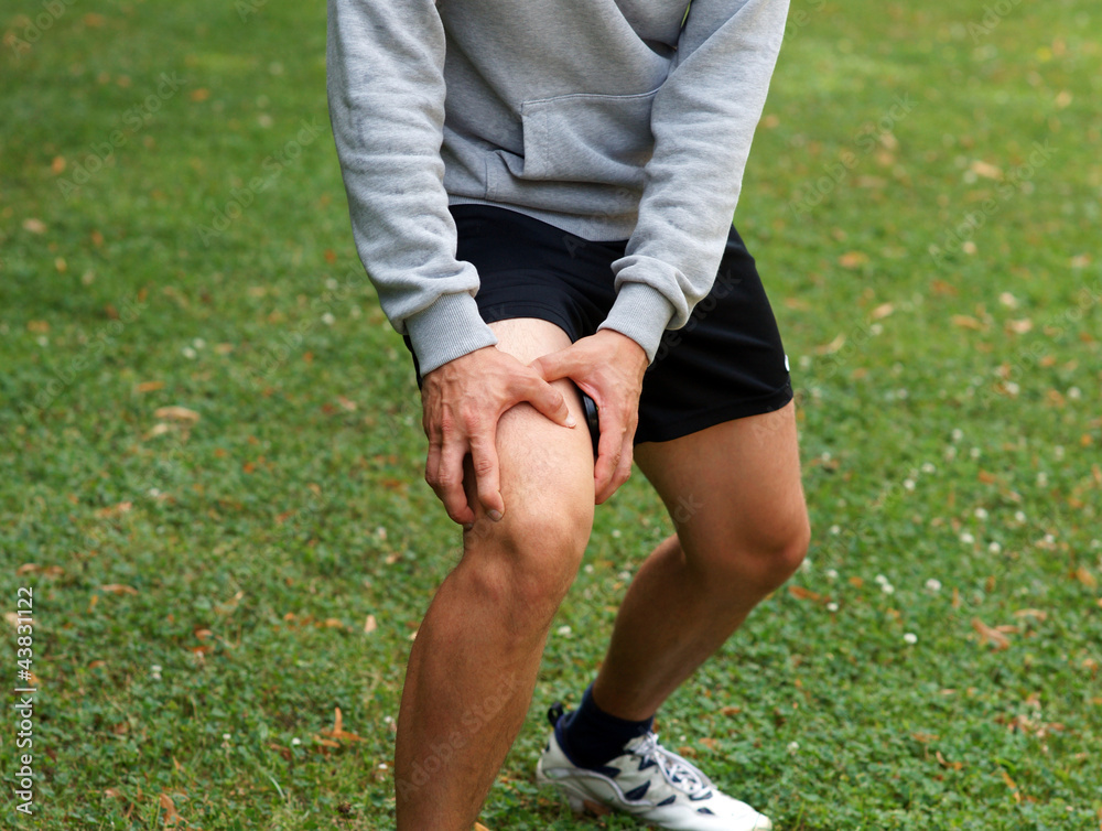 Knieschmerzen nach dem Joggen StockFoto Adobe Stock