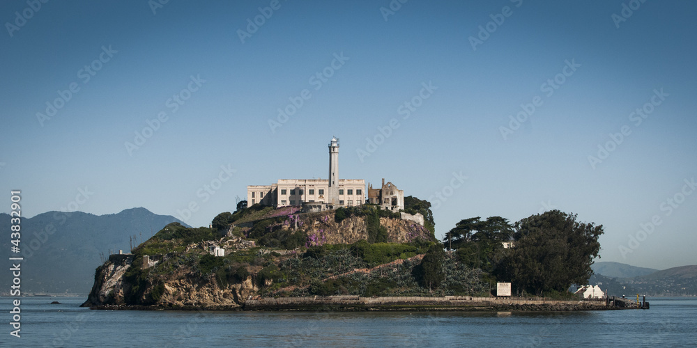 Naklejka premium isle of the prison alcatraz at blue sunny summer day