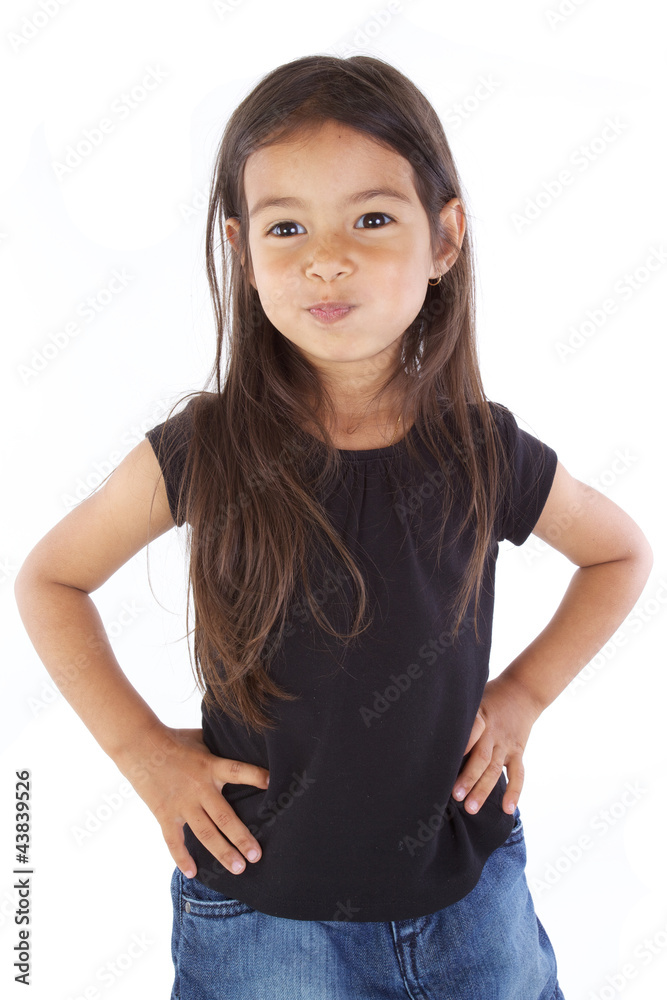 enfant avec mains sur les hanches enfant avec mains sur les hanches