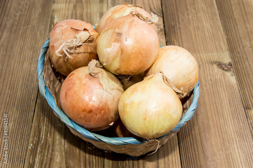 Fototapeta Naklejka Na Ścianę i Meble -  Heap of Onions in a basket