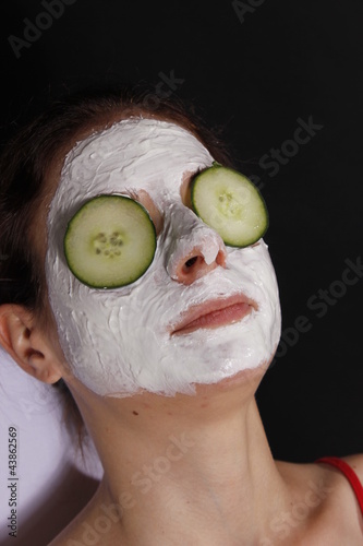 Frau entspannt mit Gurkenmaske
