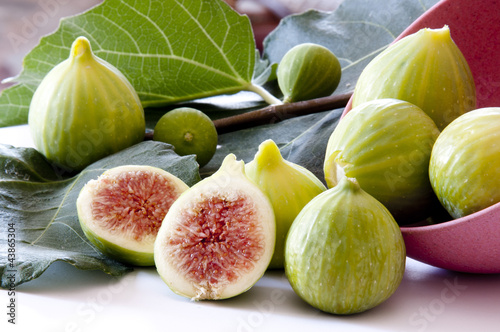 fig with leaf photo