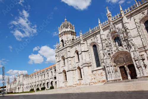 Mosteiro dos Jeronimos in Lissabon, Portugal photo