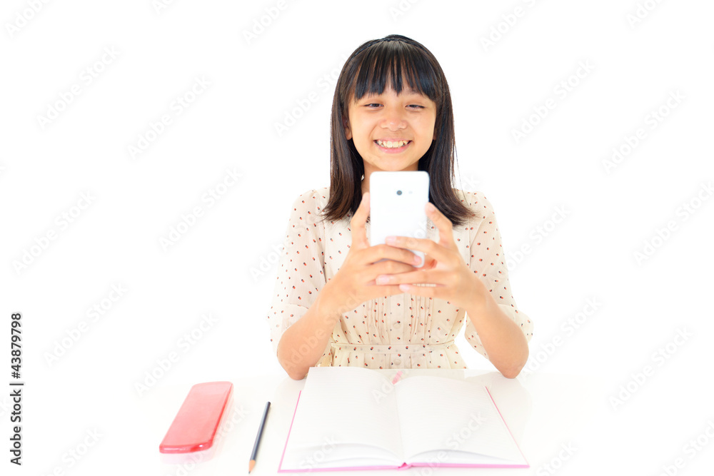 スマートフォンでゲームを楽しむ女の子