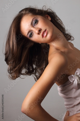 ragazza castana in posa