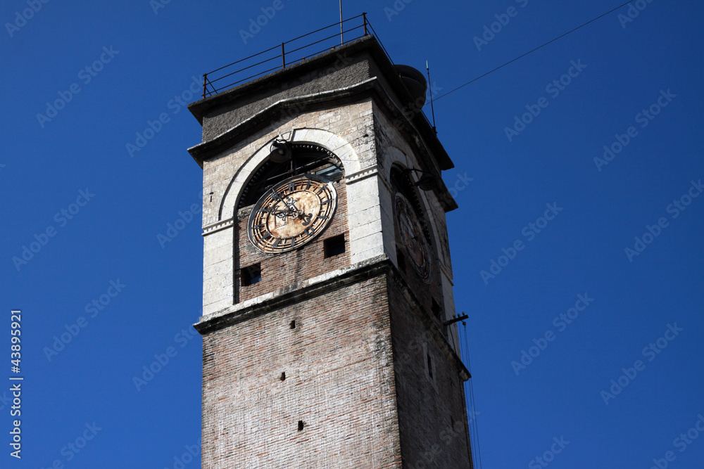 The Big Clock, Adana.