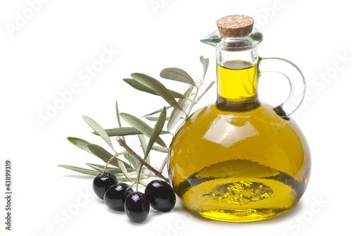 Rama de olivo con aceitunas negras y aceite de oliva.