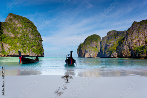 Fotografie, Obraz boat on sand of Maya bay Phi phi island