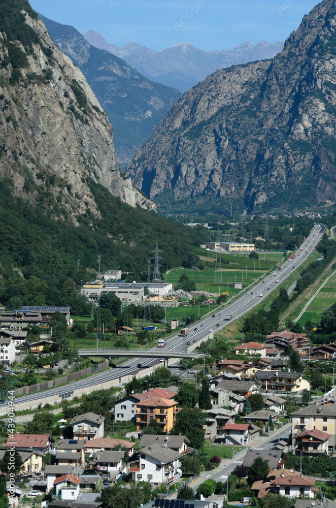 La città di Bard all'imbocco della Valle d'Aosta