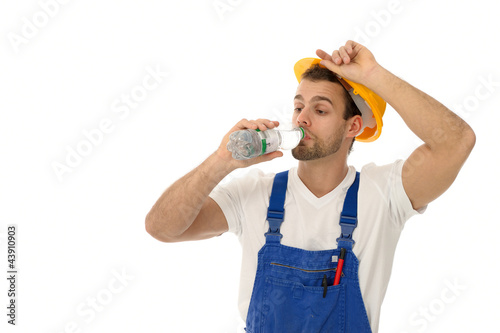 Handwerker ist erschöpft und trinkt Wasser